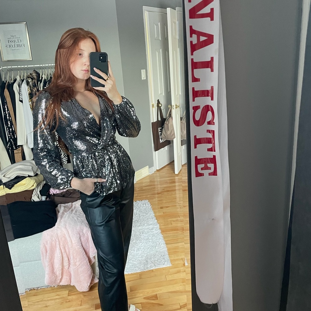 MICHAEL KORS sequin top. Original value : 250$